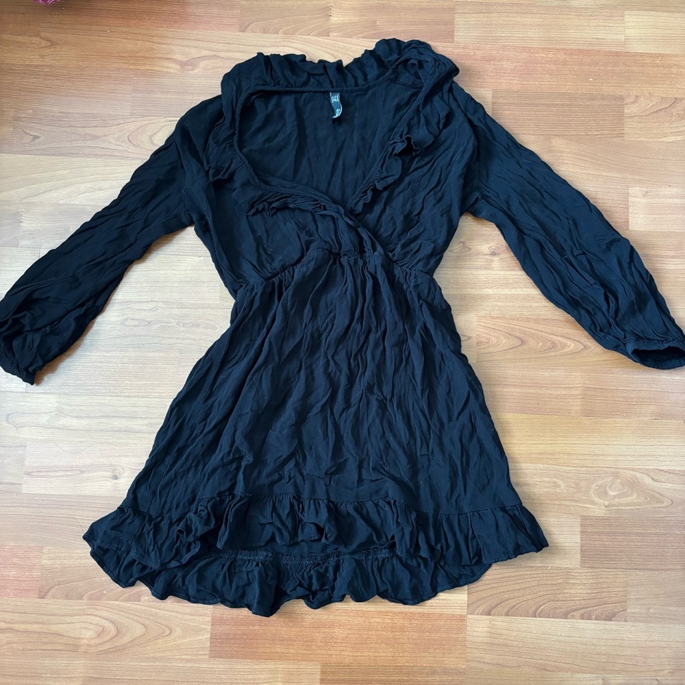 Women’s Black ruffle Dress size small US 2